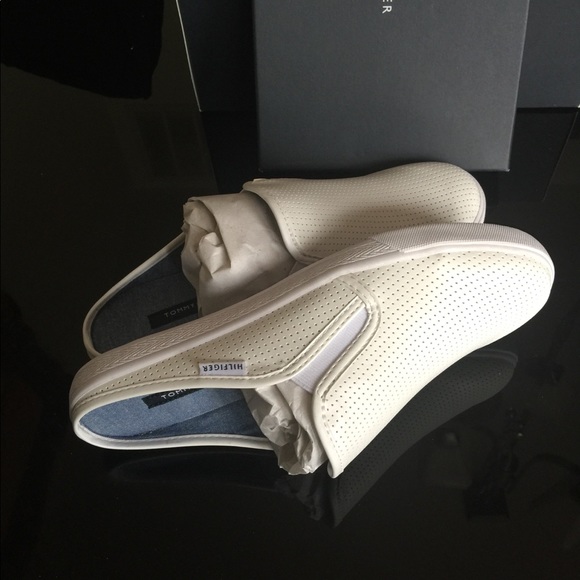 🚫SOLD 🚫TOMMY HILFIGER WOMEN'S SLIP-ON - Picture 2 of 4